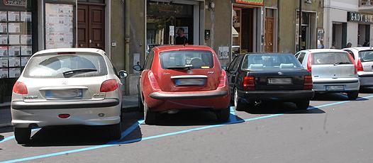 Sosta sulle strisce blu: è multa sicura per chi non paga 