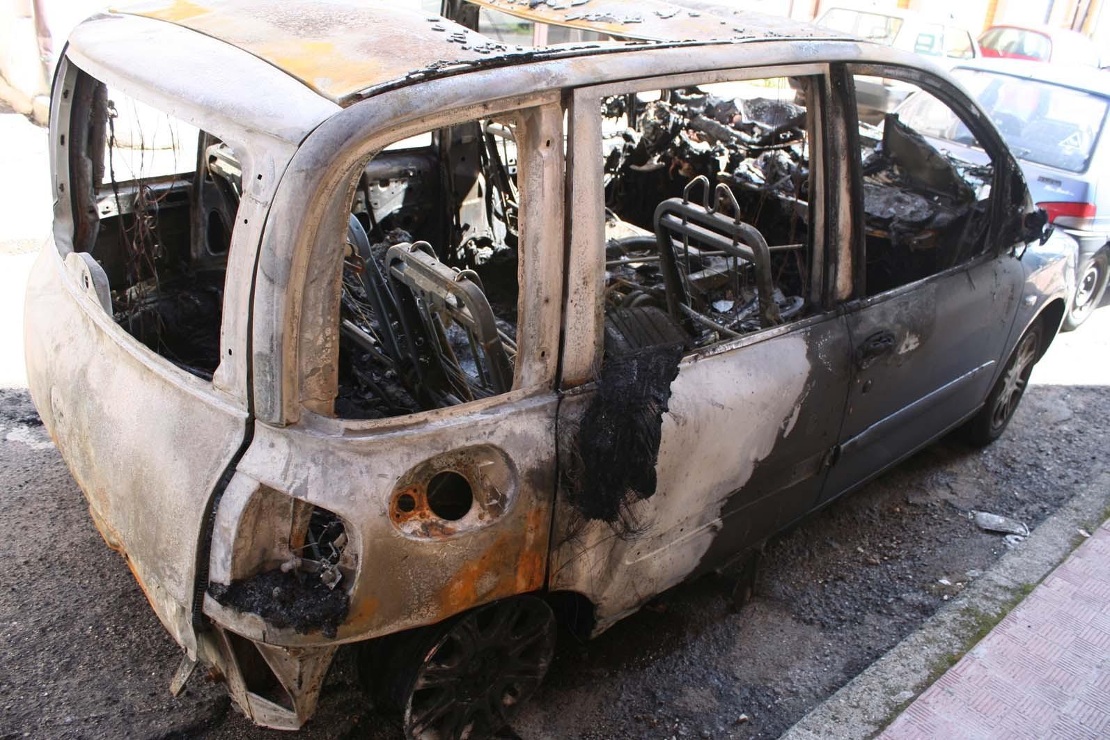 una vettura distrutta da un incendio