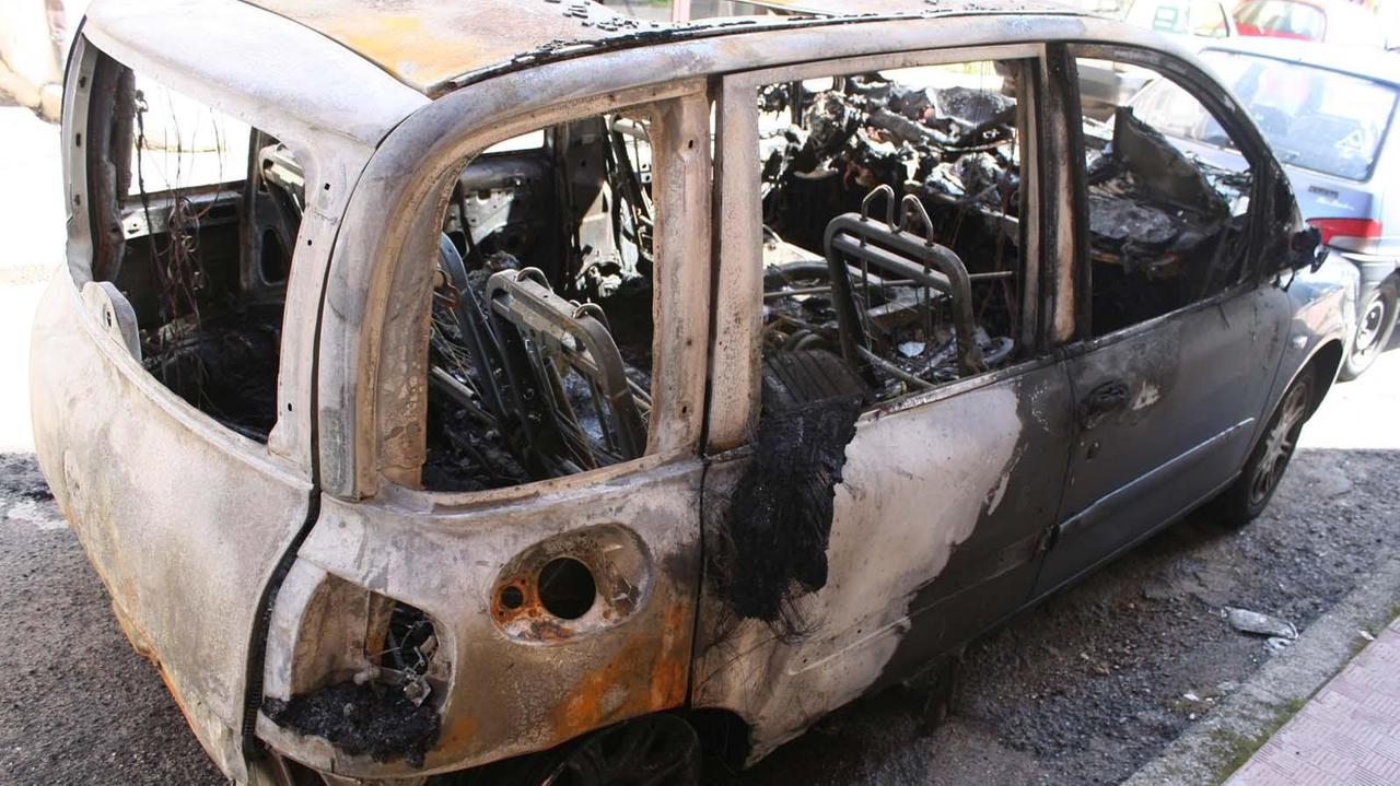 una vettura distrutta da un incendio