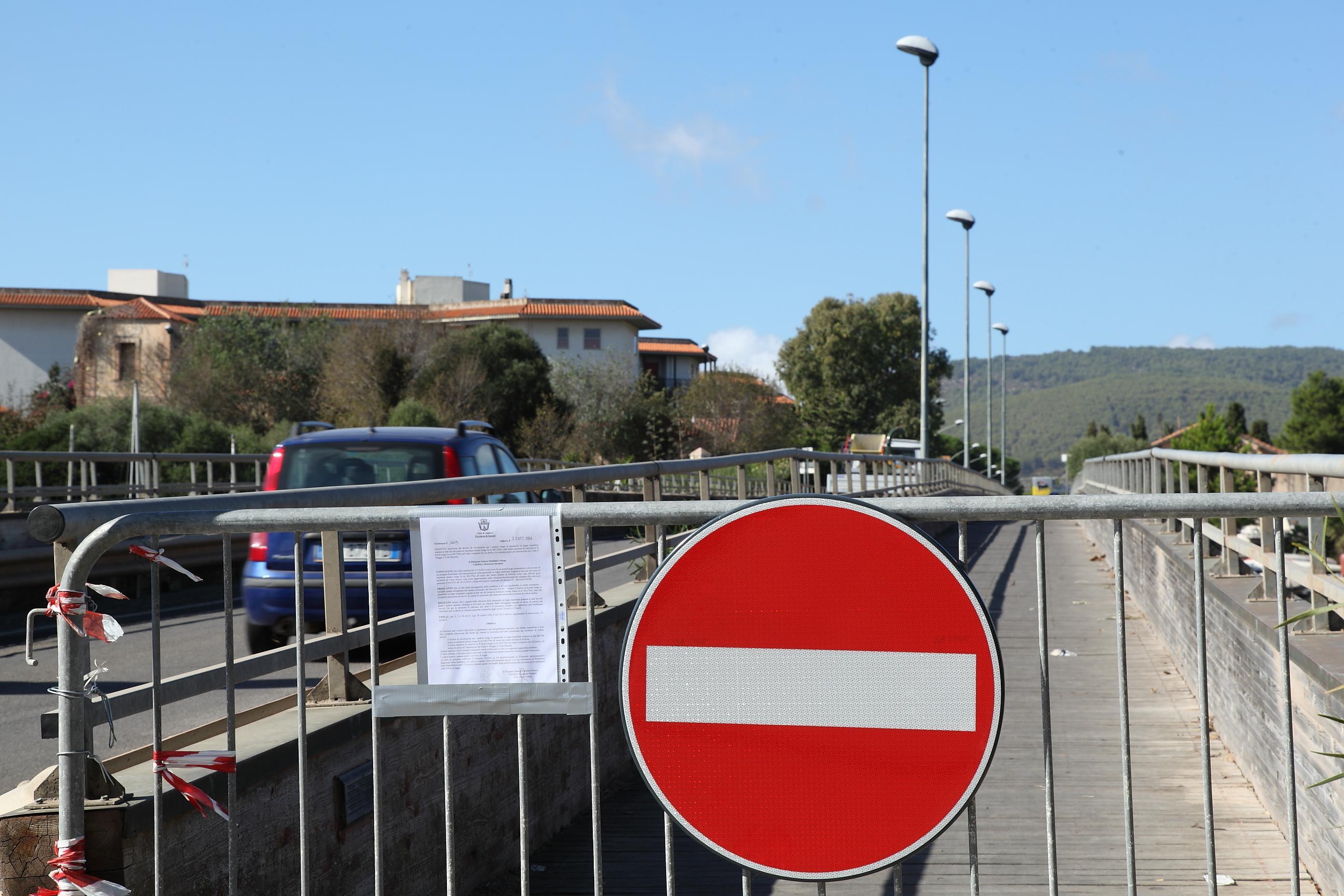 Le passerelle pedonali sul ponte di Fertilia sono interdette proprio ai pedoni