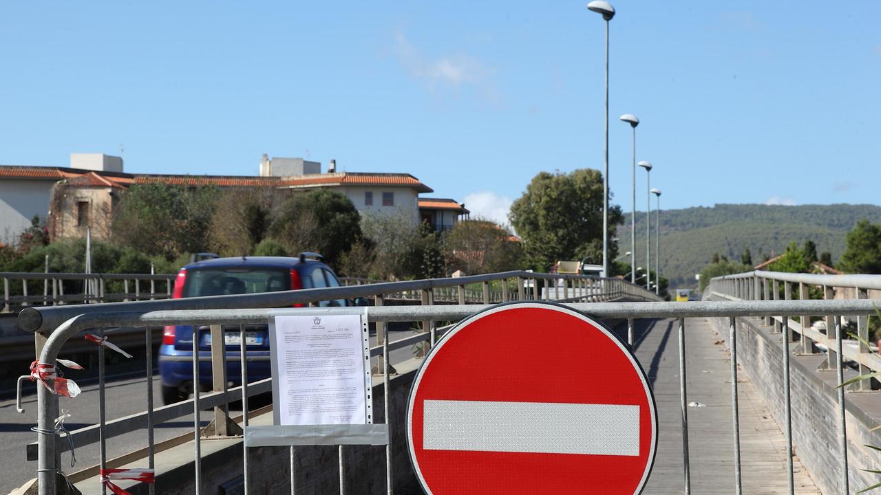 Le passerelle pedonali sul ponte di Fertilia sono interdette proprio ai pedoni