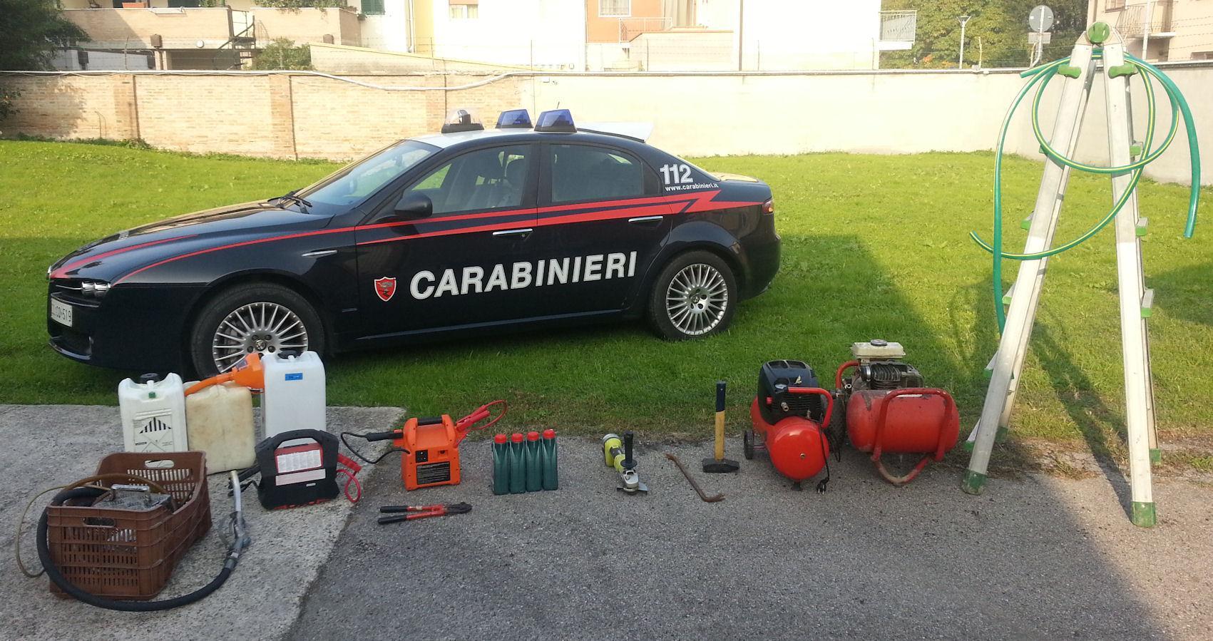 I carabinieri di Portomaggiore con parte della refurtiva recuperata a Masi Torello
