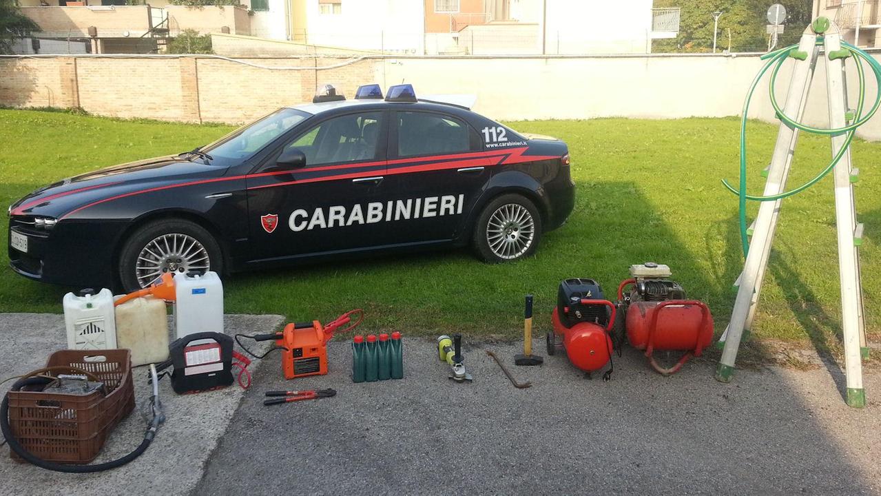 I carabinieri di Portomaggiore con parte della refurtiva recuperata a Masi Torello