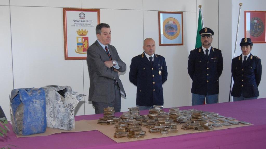 La conferenza stampa nella sede della polizia