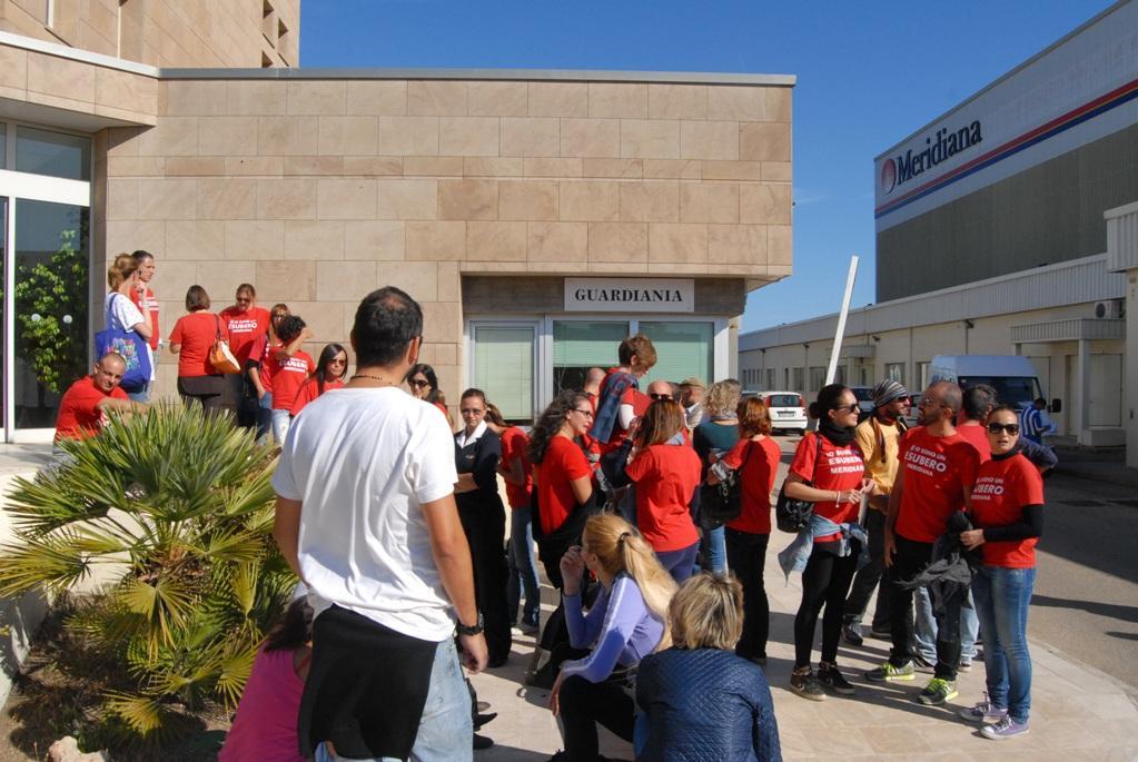 La protesta dei dipendenti Meridiana davanti all'ingresso della palazzina