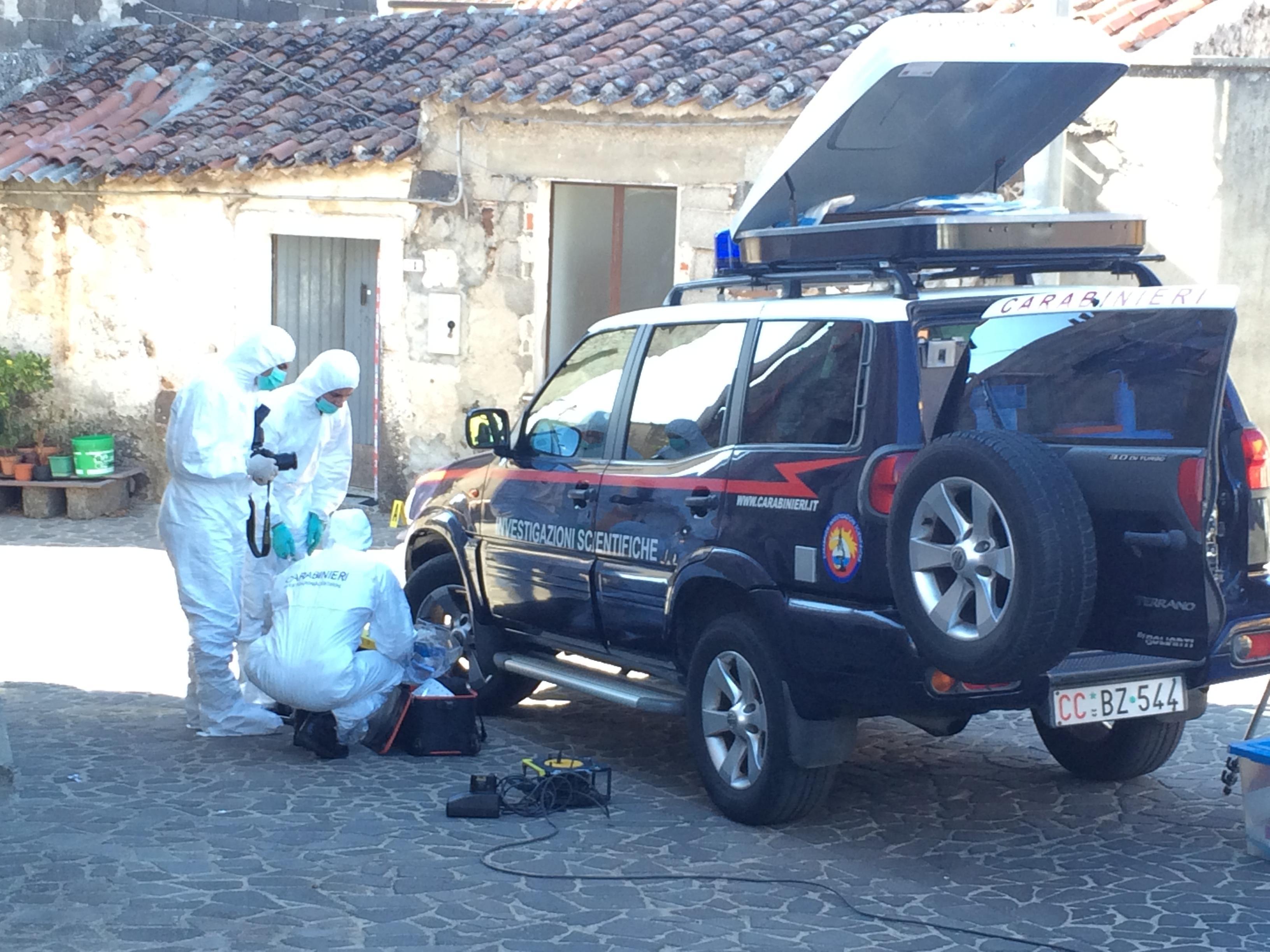 Gli investigatori davanti alla casa dell'allevatore ucciso