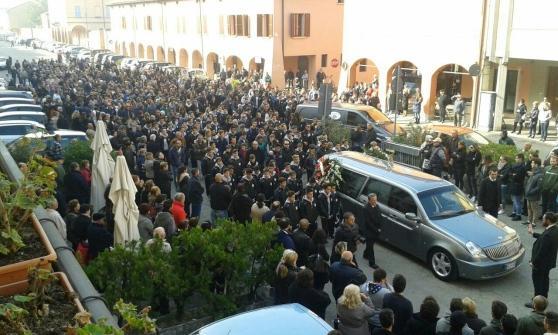 Una folla immensa per l'addio a Lyam 