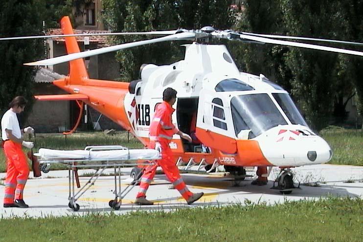 Il ferito è stato trasportato con l'eliambulanza all'ospedale di Cona
