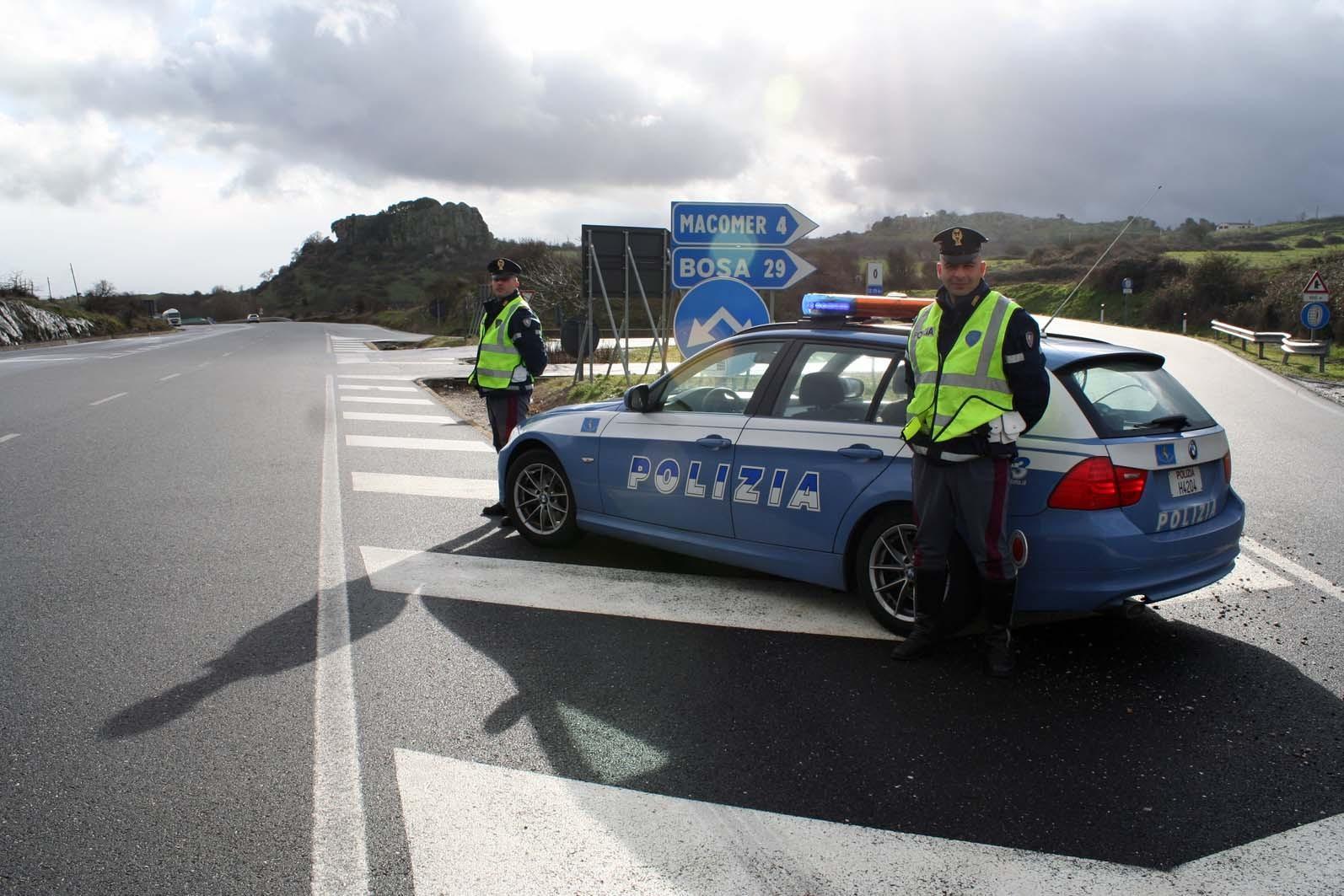 Un posto di controllo della polizia stradale sulla 131
