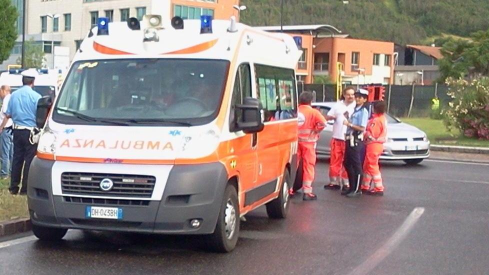 Pedone investito da un tir, è grave