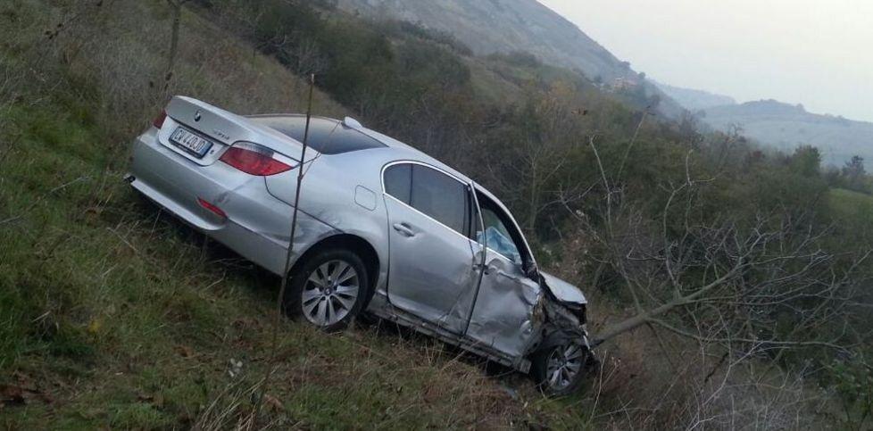 Svuotano la casa, Bmw giù nel burrone 