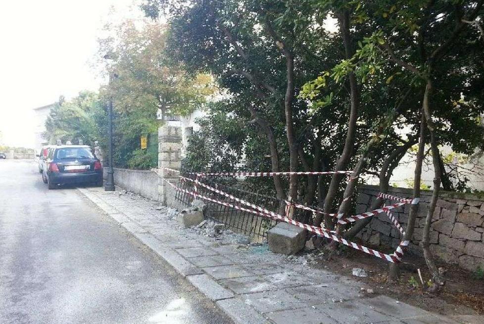 Ubriaco alla guida sfonda la recinzione della caserma