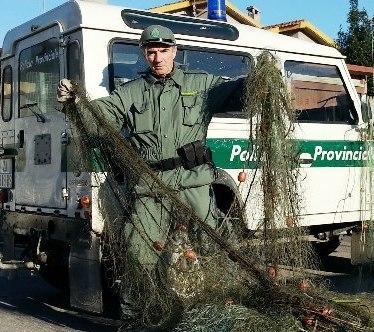 Sorpresi a pescare con le reti nel canale