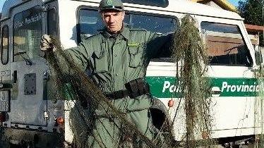 Sorpresi a pescare con le reti nel canale