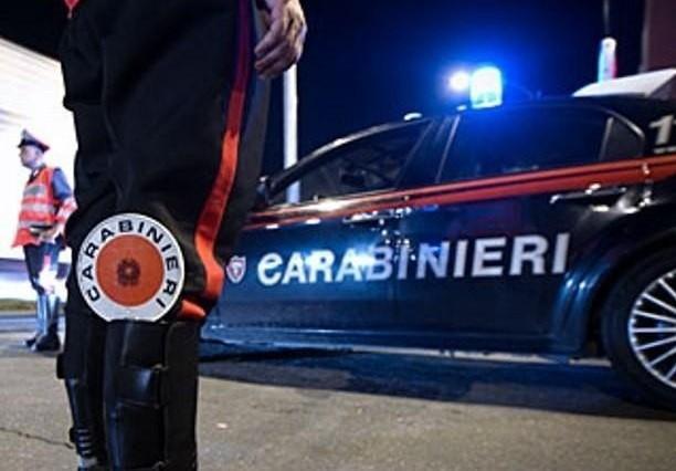 Col cacciavite minacciano un negoziante