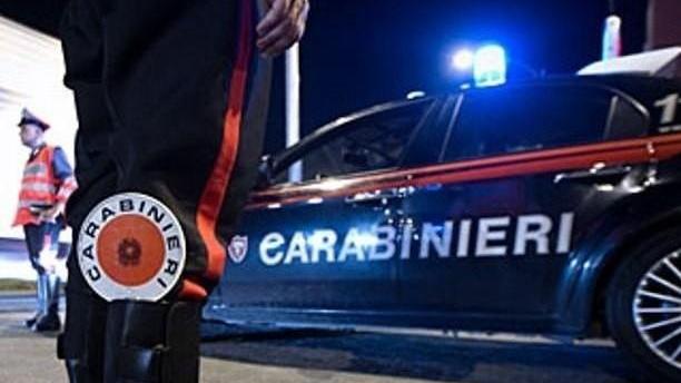 Col cacciavite minacciano un negoziante