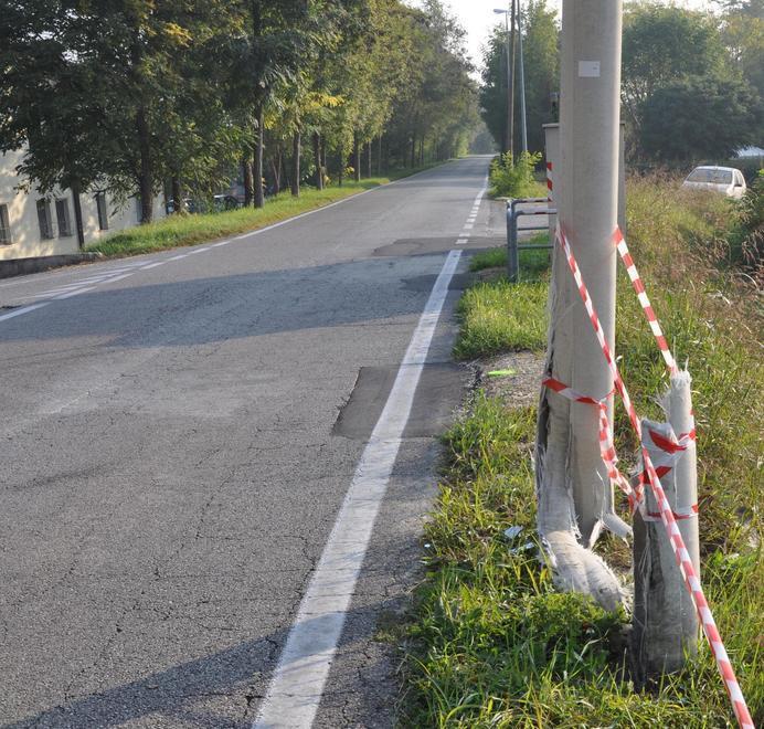 Auto sbanda e abbatte un palo della luce