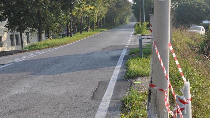 Auto sbanda e abbatte un palo della luce