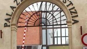 «Mi dai i soldi?». E l’altro spara