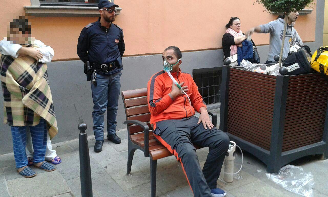 Rogo in via Guidelli, uomo si getta dalla finestra: 12 intossicati 