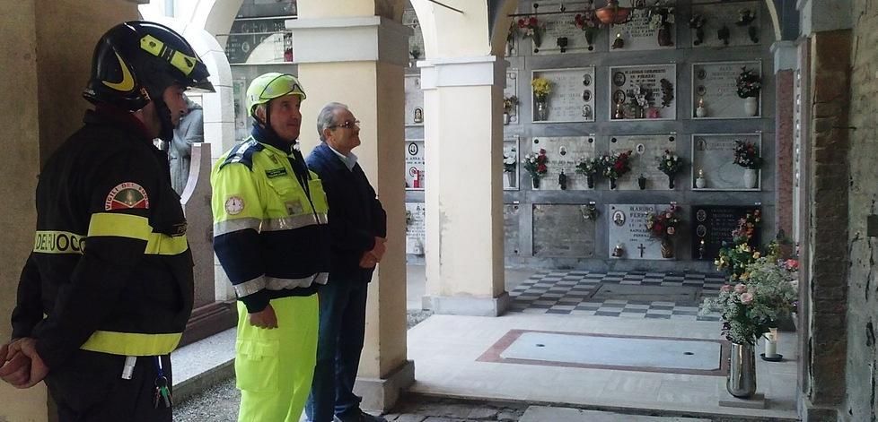 Nei cimiteri con la scorta dei vigili del fuoco 