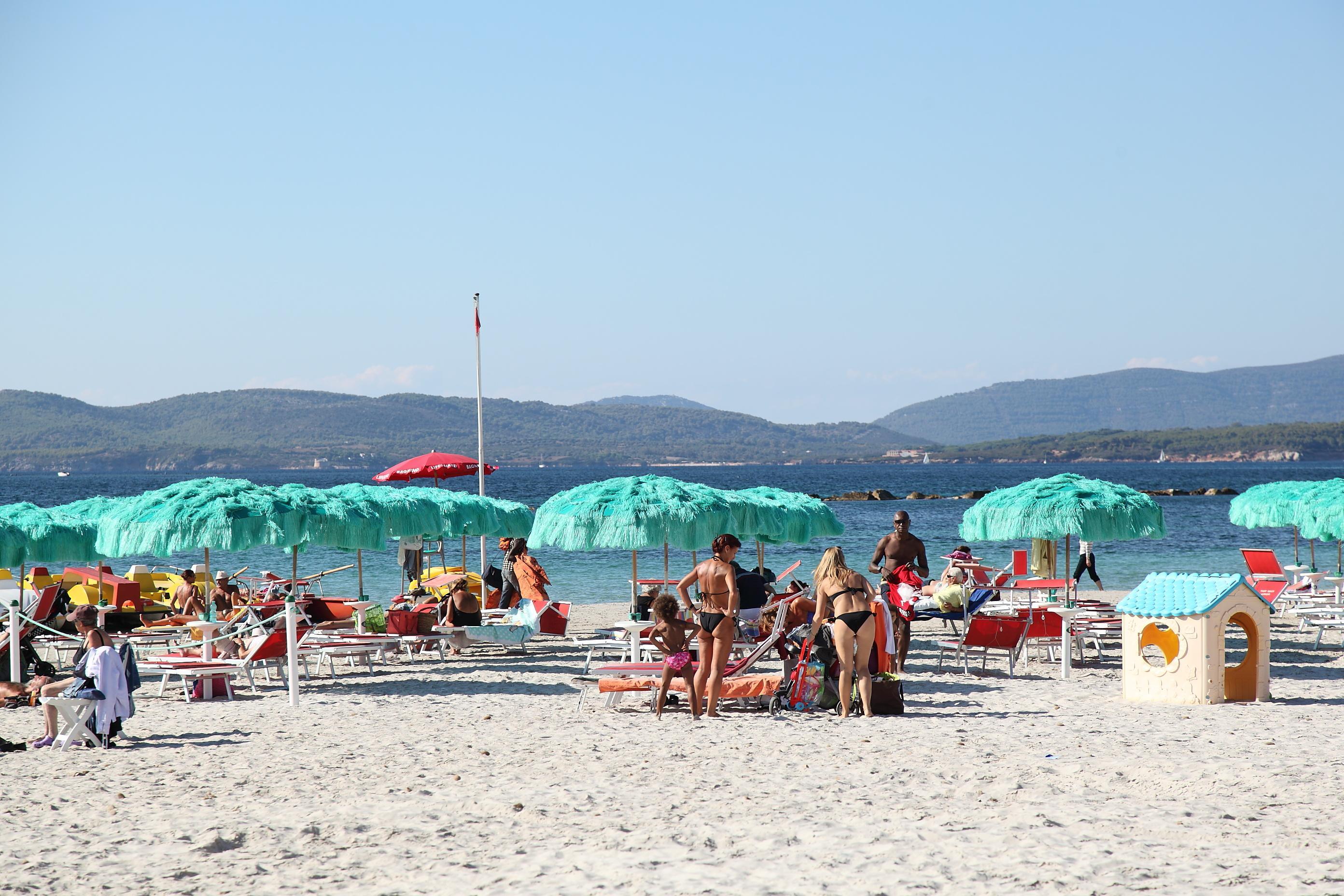 La spiaggia del Lido affollata di bagnanti