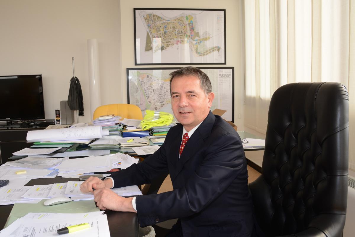 Settimo Nizzi nell'ufficio del presidente del Consorzio industriale