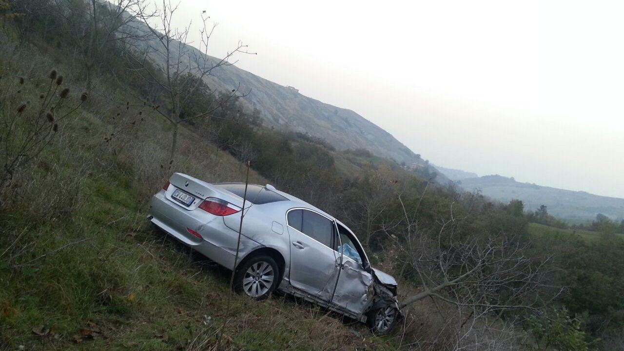 Rubano tutto e buttano un'auto nel burrone