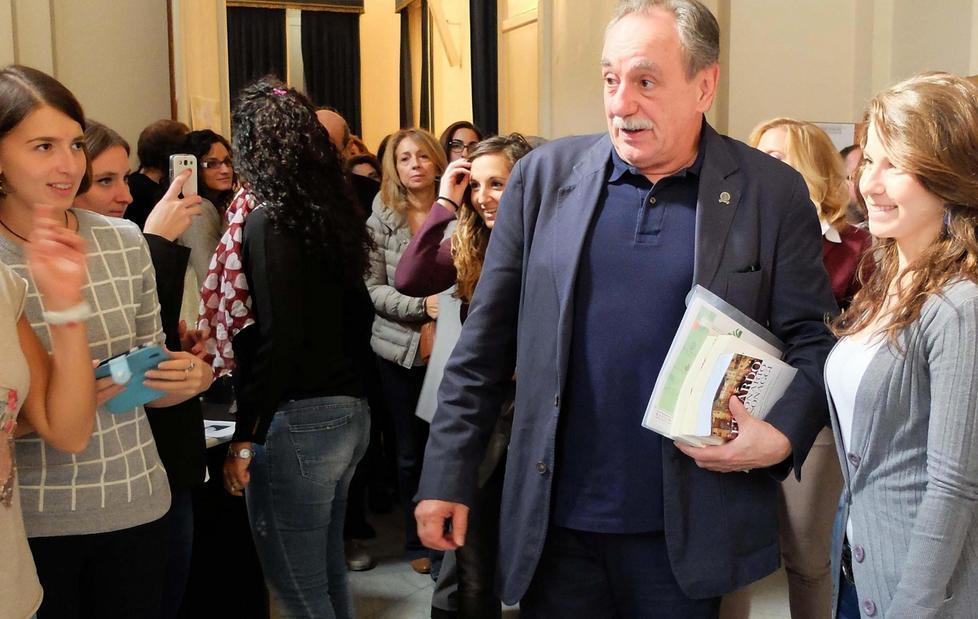 E Napoli lo ha ricordato riempiendo i teatri 