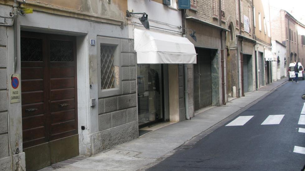 Inseguita e scippata di sera nel cortile di casa