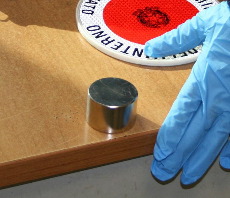 Rubavano i vestiti con la calamita 