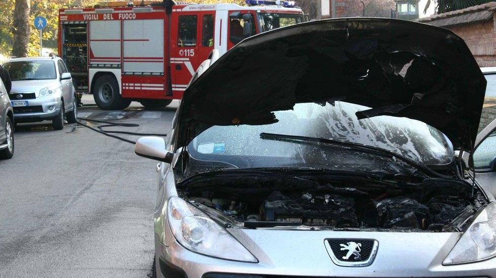 Auto prende fuoco in strada Paura per un corto circuito
