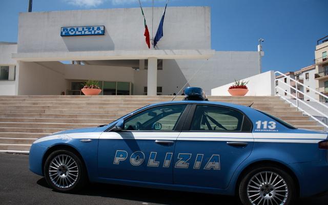 Una volante davanti cl commissariato di polizia di Alghero