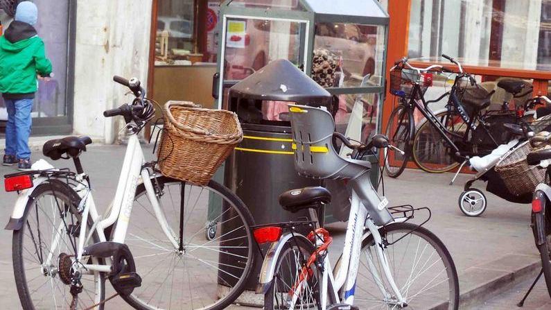 Biciclette, sosta selvaggia in centro