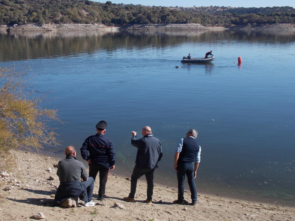 Le ricerche dei carabinieri subacquei nel lago Coghinas