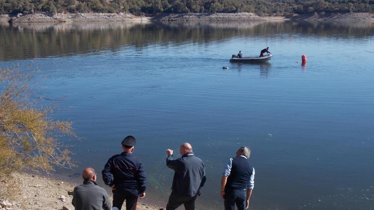 Le ricerche dei carabinieri subacquei nel lago Coghinas