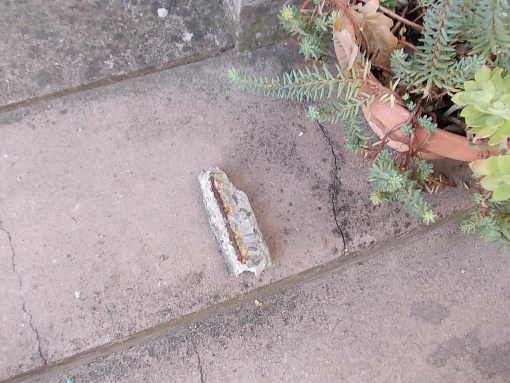 Paura al cimitero, un pezzo della croce cade durante la preghiera
