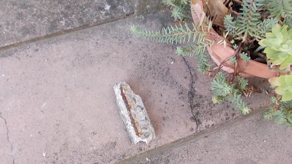 Paura al cimitero, un pezzo della croce cade durante la preghiera