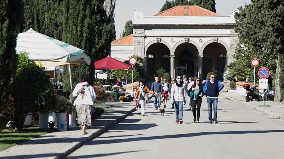 Migliaia di persone in cimitero