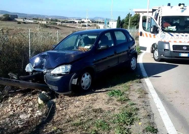 L’auto finisce contro un palo, ferito un pensionato
