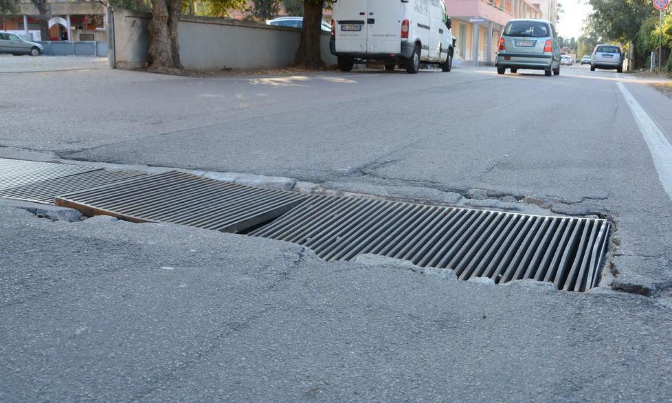 Tombino-trappola davanti al market