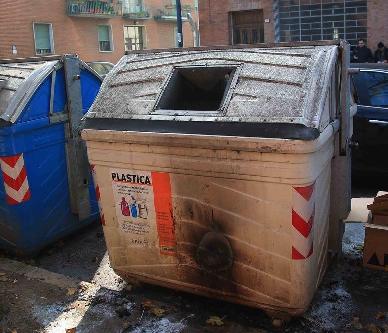 Vandali scatenati: a fuoco 20 cassonetti 