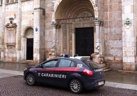 Prete derubato in sacrestia mentre dice messa 