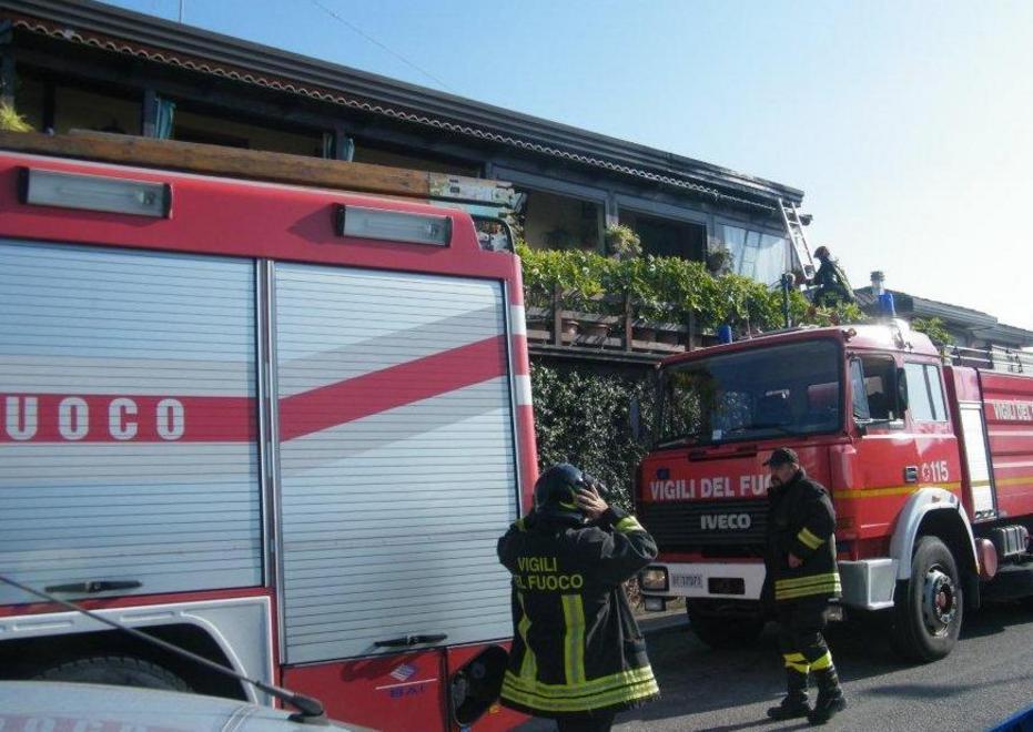 Fumo e fiamme in un appartamento 