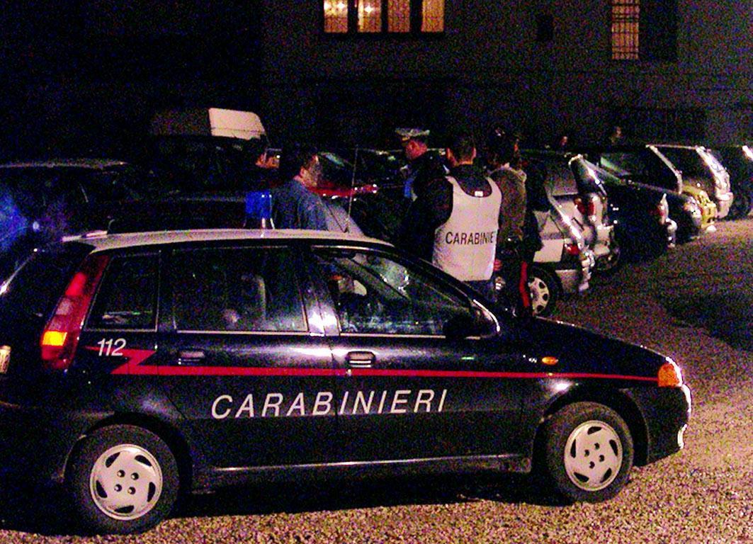 Controlli notturni dei carabinieri con l'etilometro