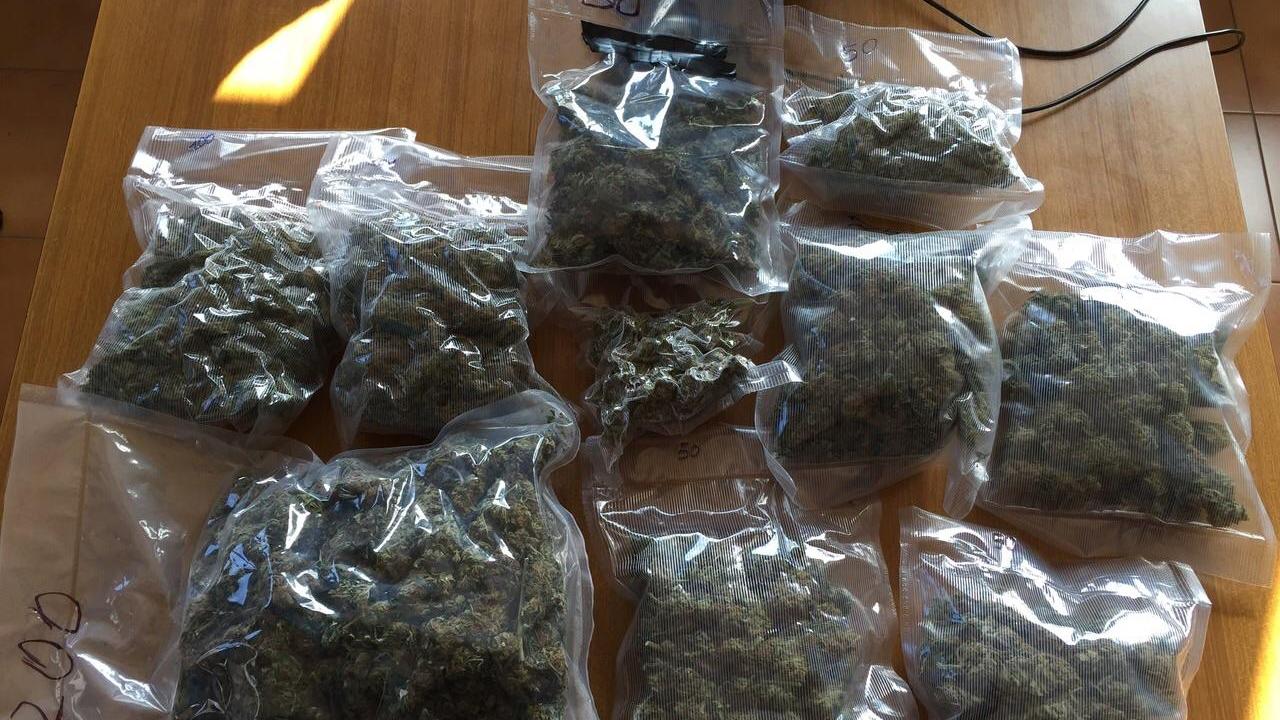 I sacchetti con la marijuana trovati in casa della donna