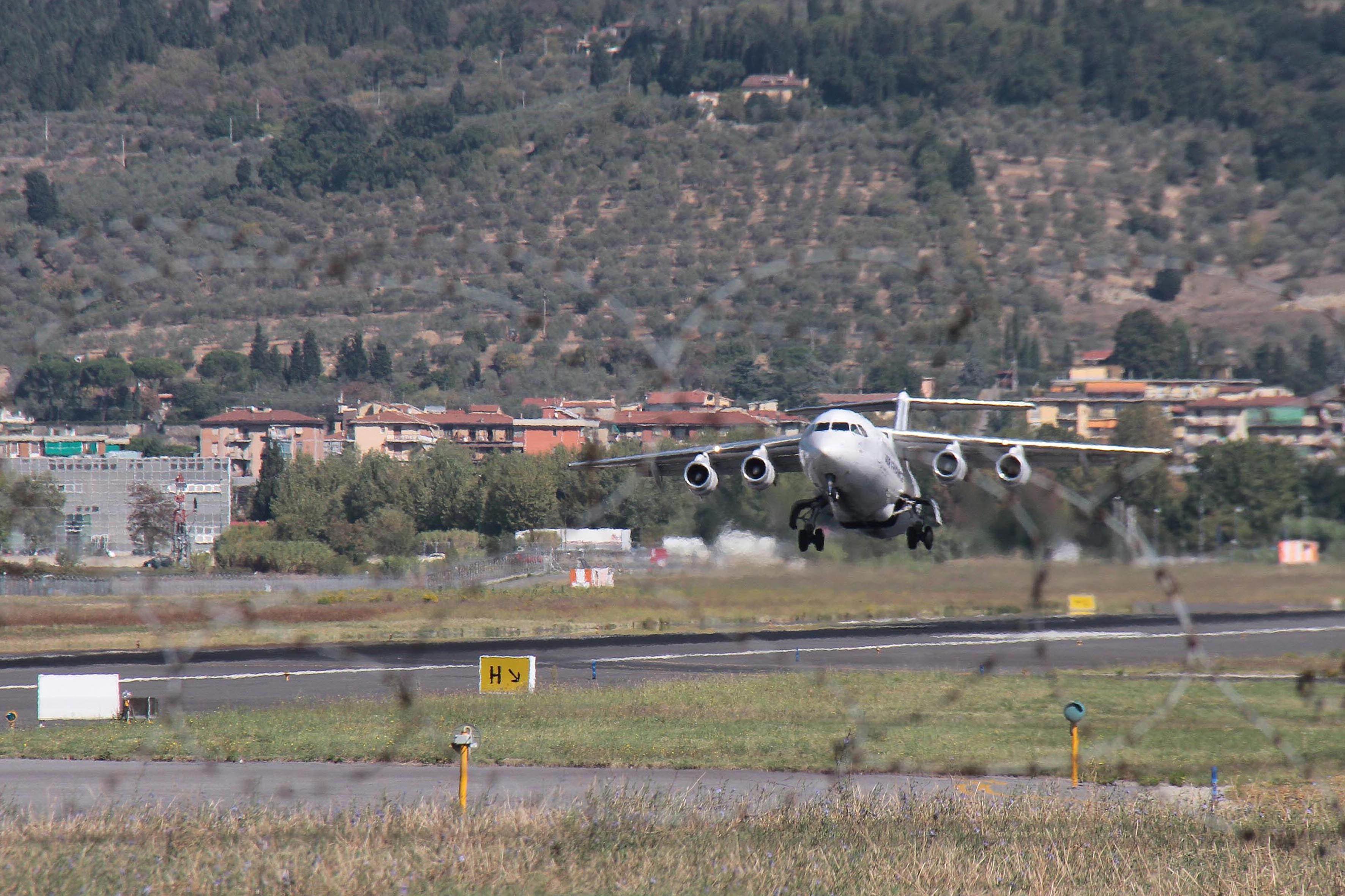 Un aereo che sta atterrando all'aeroporto di Peretola 