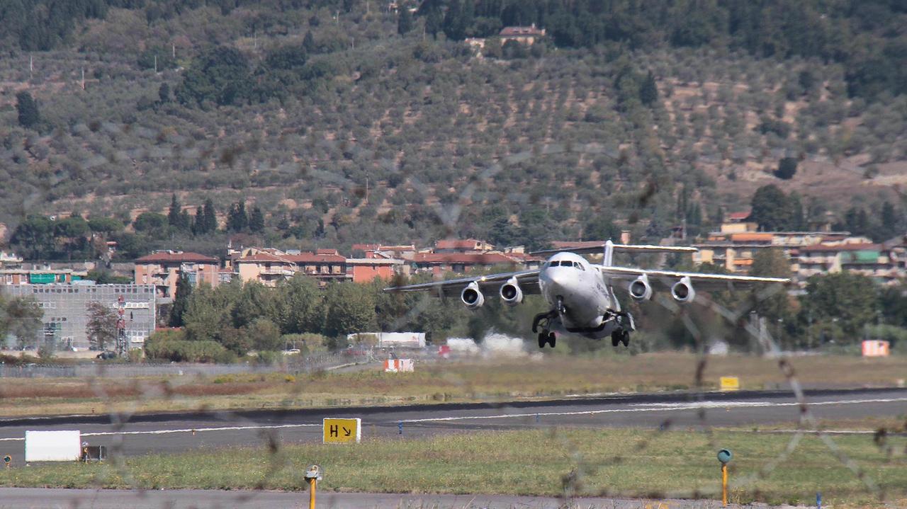Un aereo che sta atterrando all'aeroporto di Peretola