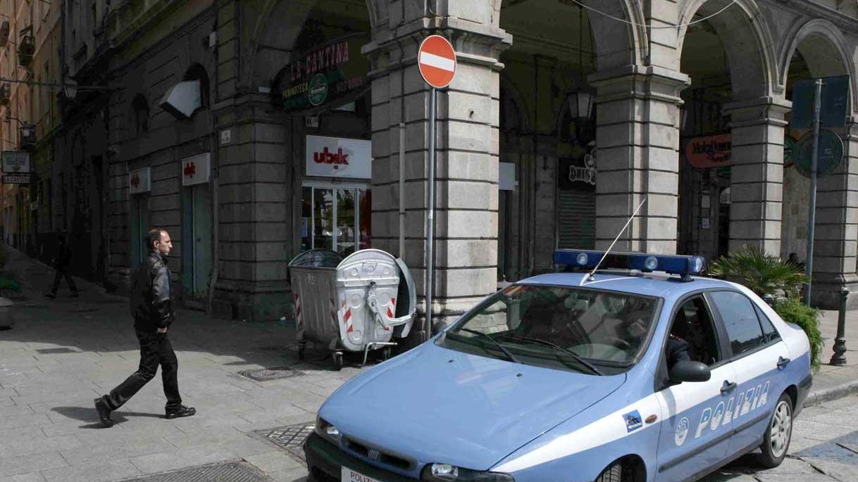 Una volante della polizia in via Roma