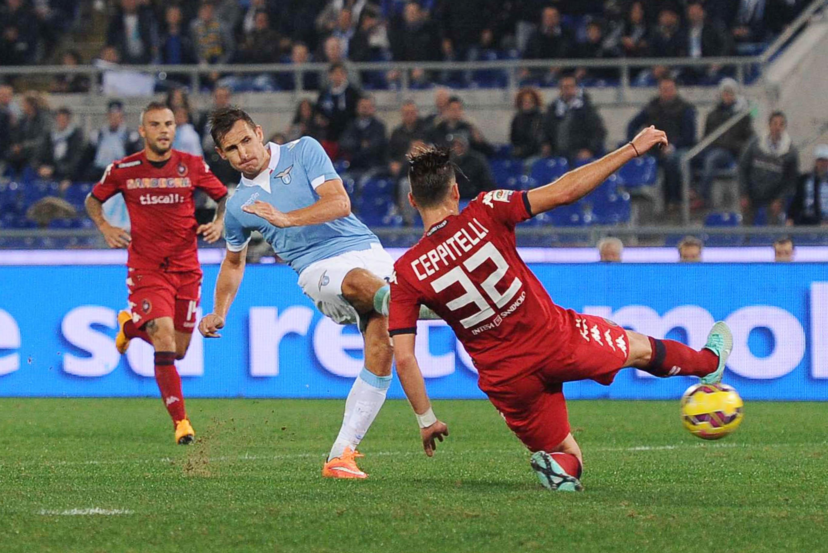 Uno momento della gara tra Lazio e Cagliari all'Olimpico